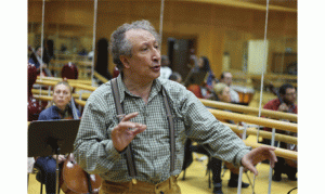 Ahmed El-Saedi during rehearsal with the Egyptian Sinfonietta (photo: Sherif Sonbol) 