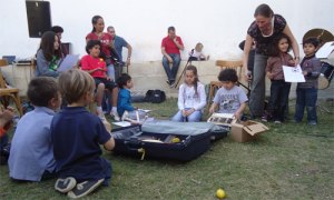Susan Overmeer during the workshop with children at Darb 1718, part of the 5th edition of the Cairo Jazz Festival which took place between 21 and 23 March 2013. (Photo: Ati Metwaly)