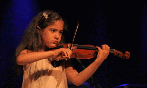 Seven years old Amira Abouzahra performs at "Sommer Charity" at Laudenbach, Germany. 10 May 2013. (Photo: Heike Pressler)