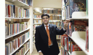 Maulana Azad Centre for Indian Culture. Entrance (left) and inside the centre (right). (Photo: Ati Metwaly)